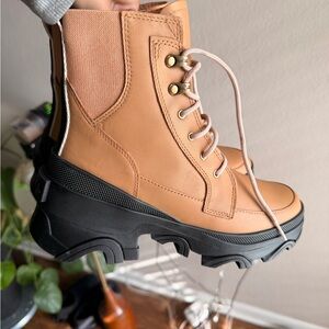 Sorel Brown waterproof leather Combat Boots with Black rubber Soles size 7.5